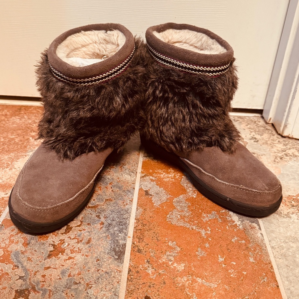 Minnetonka Brown Textured Sole Fur Boots!